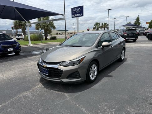 Used 2019 Chevrolet Cruze LT w/ Convenience Package FWD image 3