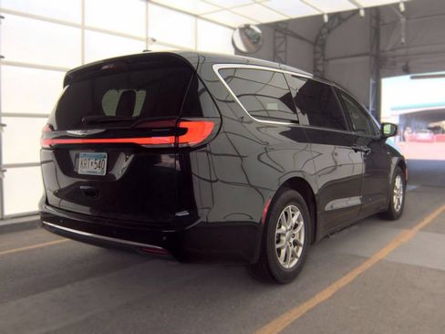 Used 2023 Chrysler Pacifica Touring-L FWD image 3
