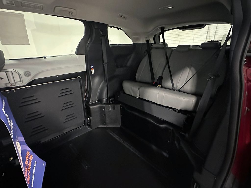 Used 2026 Toyota Sienna XLE FWD image 13