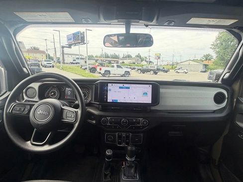 Certified 2025 Jeep Gladiator Sport AWD/4WD image 14