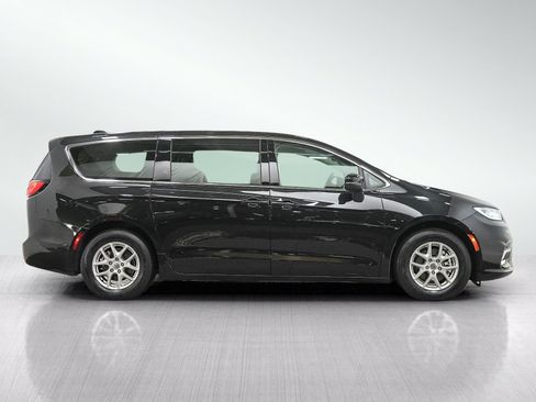 Used 2023 Chrysler Pacifica Touring-L FWD image 6