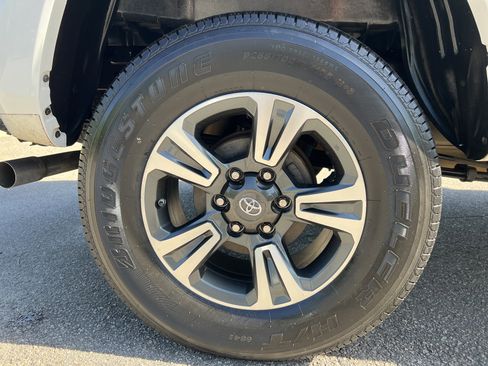 Used 2017 Toyota Tacoma TRD Sport w/ Tow Package image 28