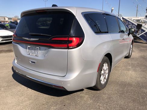 Used 2024 Chrysler Pacifica Touring-L image 5
