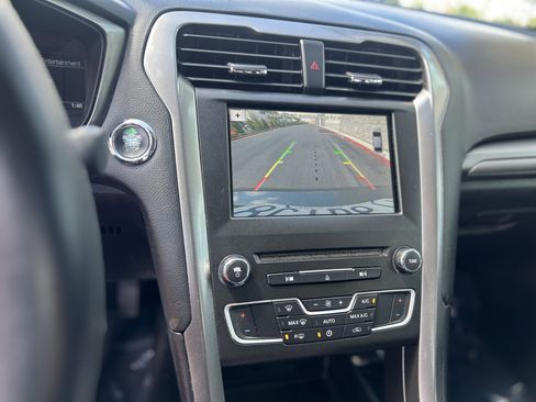Used 2018 Ford Fusion SE w/ Fusion SE Technology Package FWD image 3