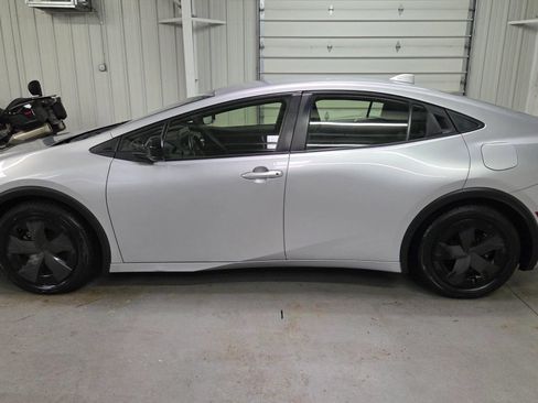 Used 2023 Toyota Prius LE FWD image 3
