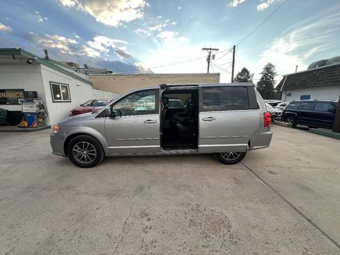 Used 2017 Dodge Grand Caravan SXT FWD image 14