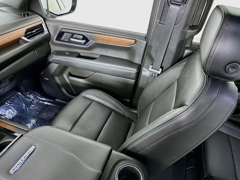 Used 2025 GMC Yukon XL Denali AWD/4WD image 25