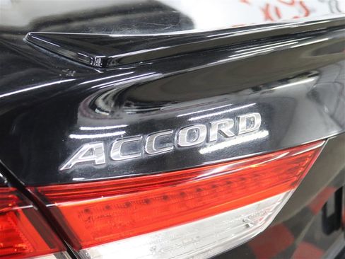 Used 2018 Honda Accord Sport image 7