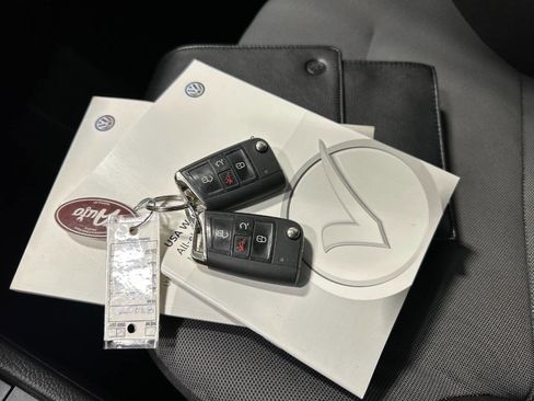 Used 2016 Volkswagen e-Golf SE w/ DC Fast Charging Package image 34