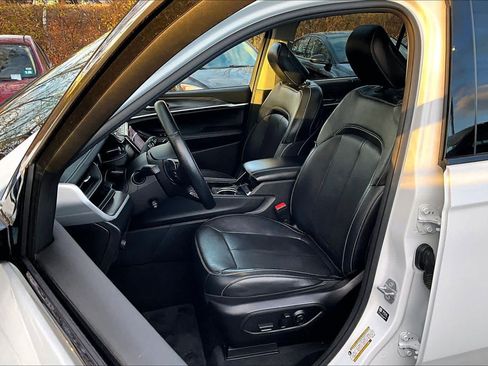 Used 2022 Jeep Grand Cherokee L Limited w/ Luxury Tech Group II image 8