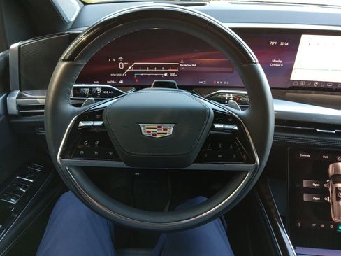 Used 2025 Cadillac Escalade Sport Platinum w/ LPO, ONYX Package image 12