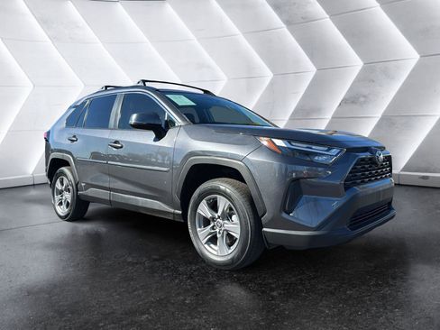 Used 2022 Toyota RAV4 XLE w/ Convenience Package image 1
