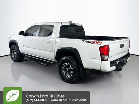 Used 2017 Toyota Tacoma TRD Off-Road w/ Premium & Technology Package AWD/4WD image 11
