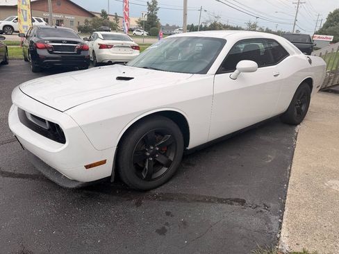 Used 2014 Dodge Challenger SXT RWD image 4