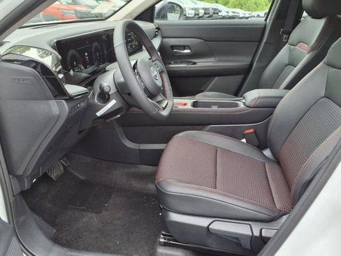 New 2025 Nissan Kicks SR image 5