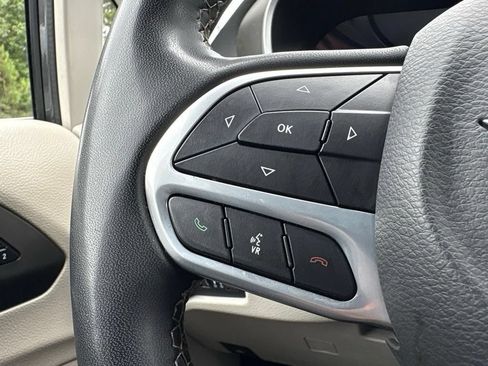 Used 2023 Chrysler Pacifica Touring-L FWD image 24