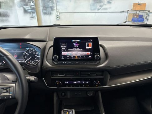 Used 2025 Nissan Rogue SV FWD image 17