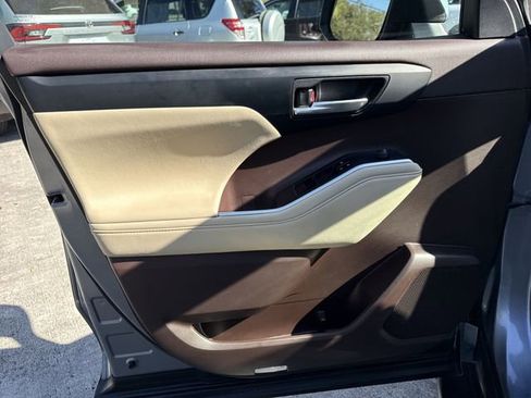 Used 2022 Toyota Highlander XLE image 13