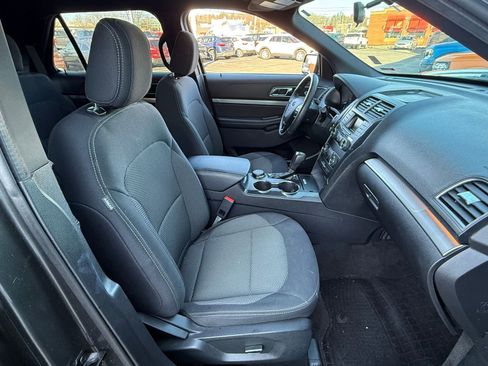 Used 2018 Ford Explorer XLT image 16