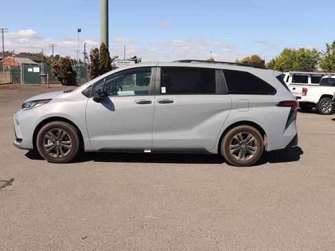 Used 2026 Toyota Sienna XSE AWD/4WD image 8