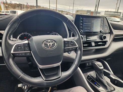 Used 2022 Toyota Highlander XLE AWD/4WD image 24