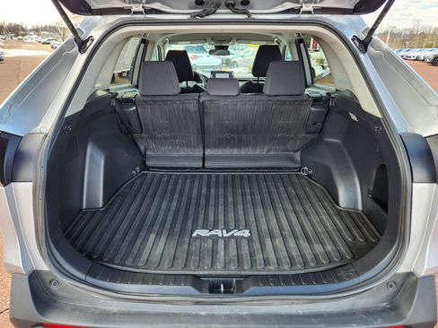 Used 2021 Toyota RAV4 LE image 8