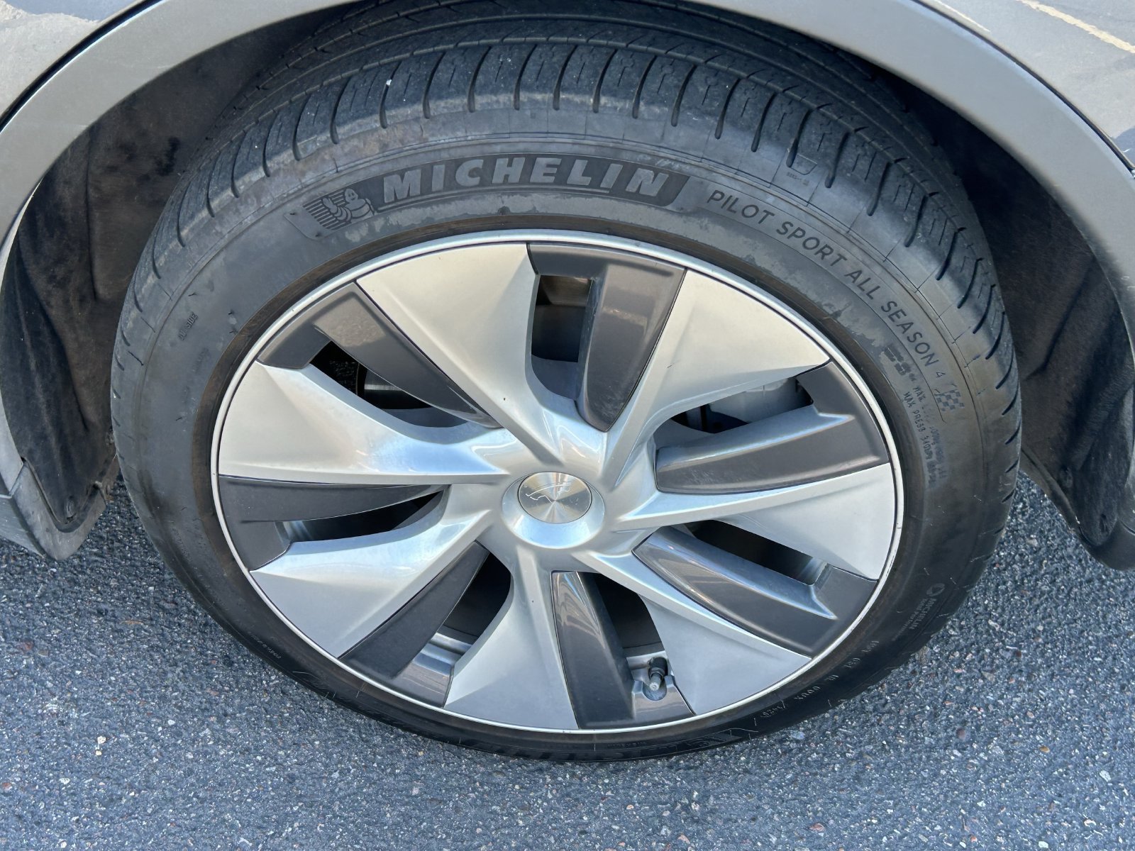 Used 2023 Tesla Model Y AWD image 11