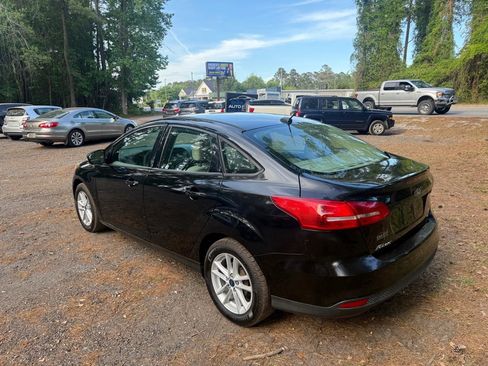 Used 2017 Ford Focus SE FWD image 5