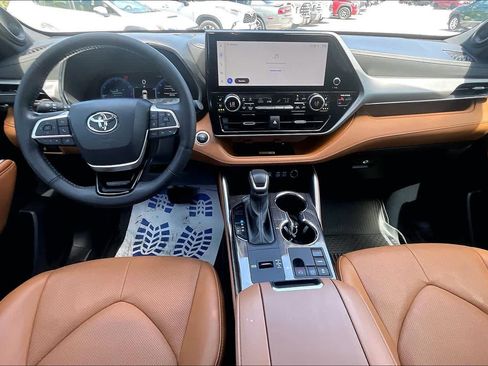 Used 2024 Toyota Highlander Platinum image 16