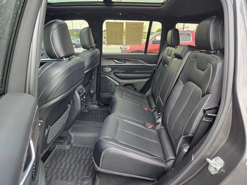 Used 2022 Jeep Grand Cherokee Overland AWD/4WD image 29