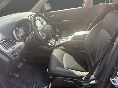 Used 2019 Dodge Journey SE image 9