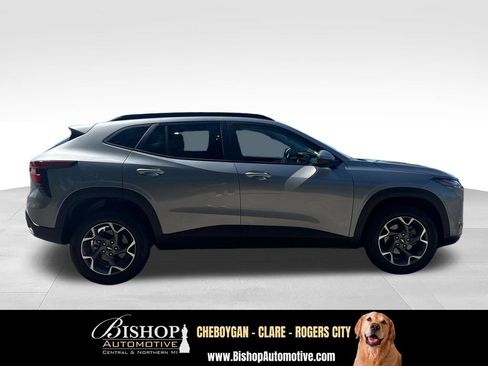 Used 2025 Chevrolet Trax LT FWD image 12