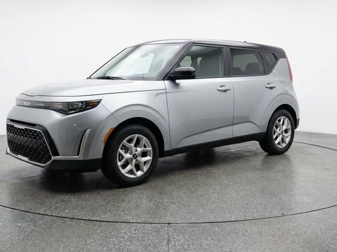 Used 2025 Kia Soul LX w/ LX Technology Package FWD image 3