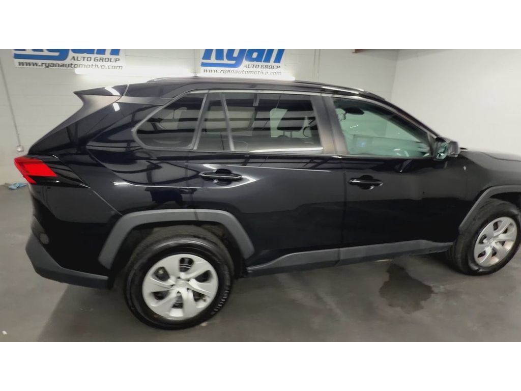 Used 2021 Toyota RAV4 LE FWD image 9