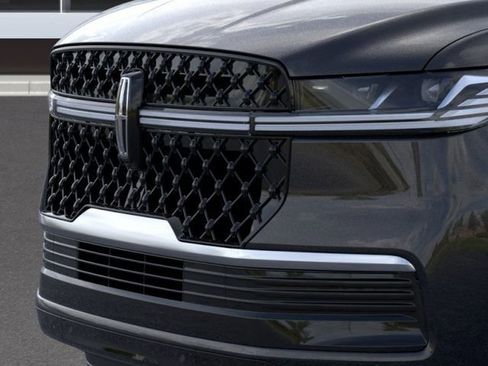 New 2025 Lincoln Navigator Reserve w/ Jet Appearance Package AWD/4WD image 17