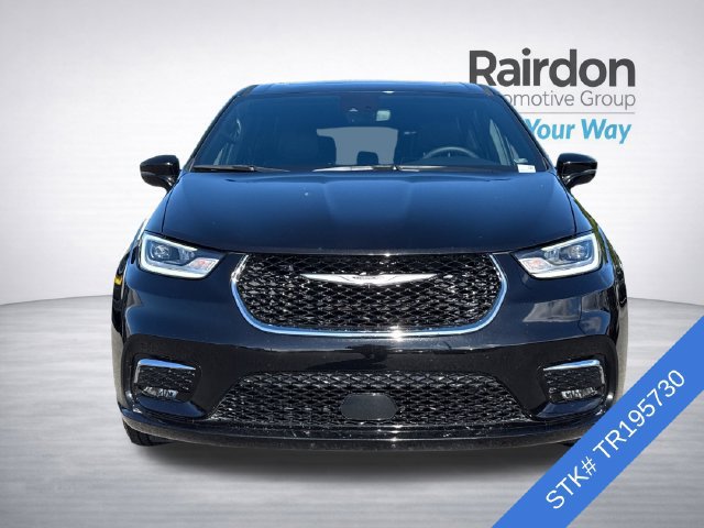 Used 2026 Chrysler Pacifica Limited FWD image 2