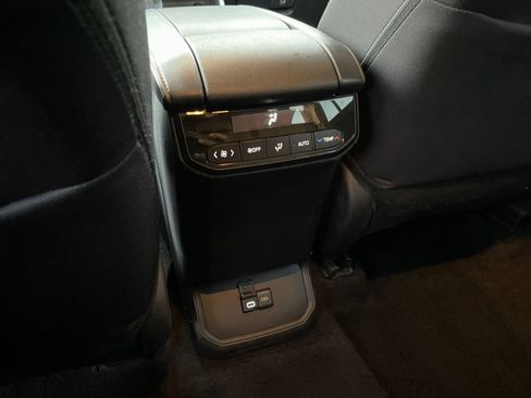 Used 2025 Toyota Highlander LE image 27