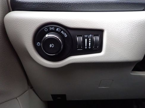 Used 2022 Chrysler Pacifica Touring-L w/ Uconnect Theater Family Group image 26