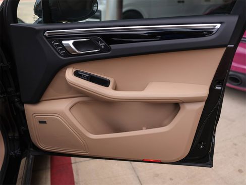 Certified 2025 Porsche Macan image 34