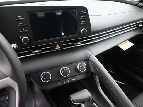 Used 2025 Hyundai Elantra SE FWD image 20