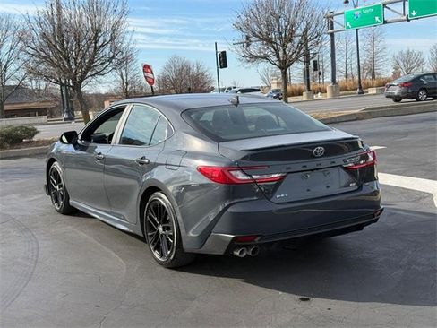 Used 2025 Toyota Camry SE image 3