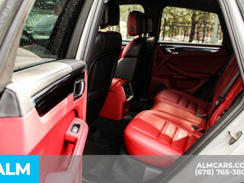 Used 2024 Porsche Macan image 18