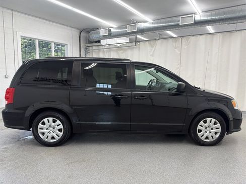Used 2018 Dodge Grand Caravan SE w/ UConnect Hands-Free Group FWD image 4