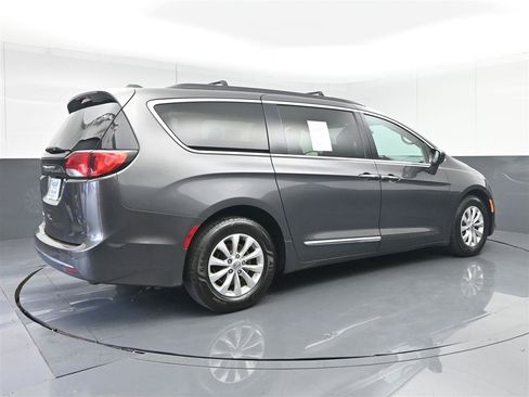 Used 2017 Chrysler Pacifica Touring-L FWD image 5