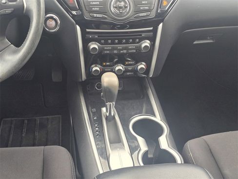 Used 2020 Nissan Pathfinder SV image 18