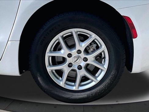 Certified 2023 Chrysler Pacifica Touring-L FWD image 34