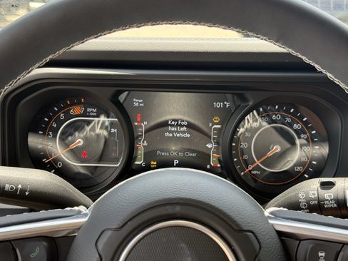 Used 2025 Jeep Wrangler Unlimited Sahara AWD/4WD image 19