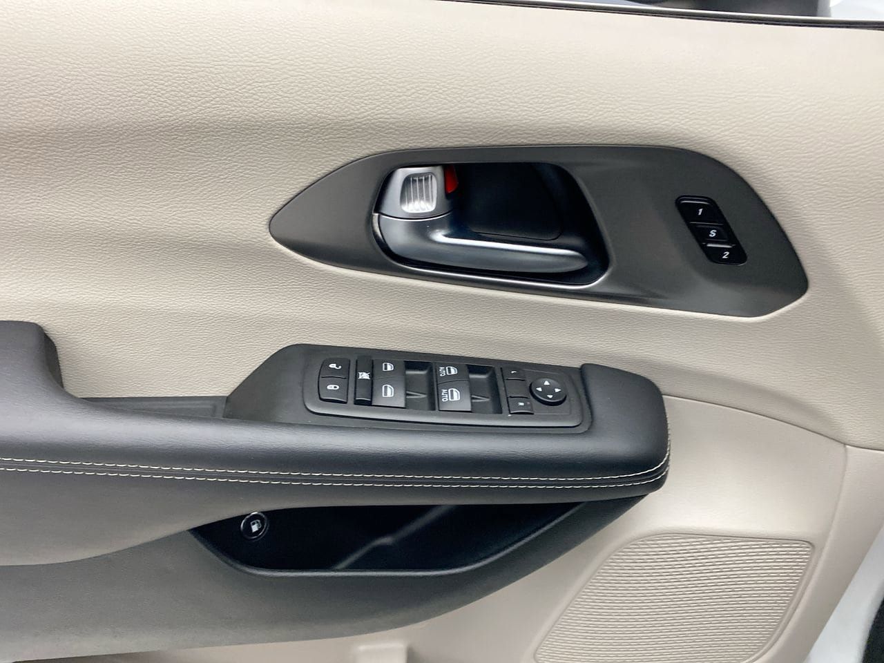 Used 2023 Chrysler Pacifica Touring-L FWD image 12