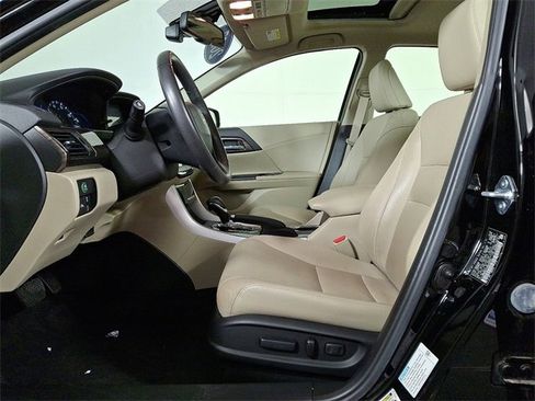 Used 2017 Honda Accord Touring image 14