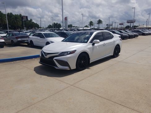 Used 2021 Toyota Camry XSE FWD image 3